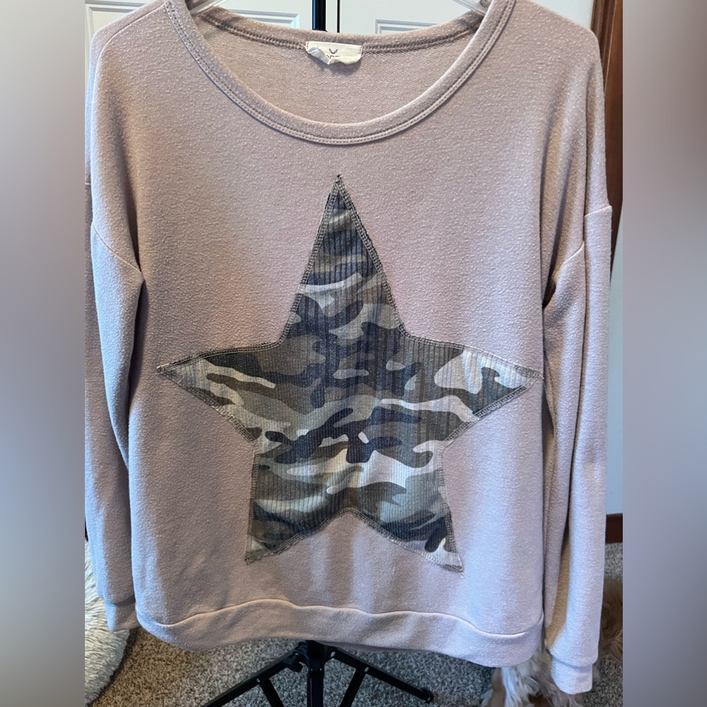 Women’s medium camp patch top, great condition, tan color with camo star